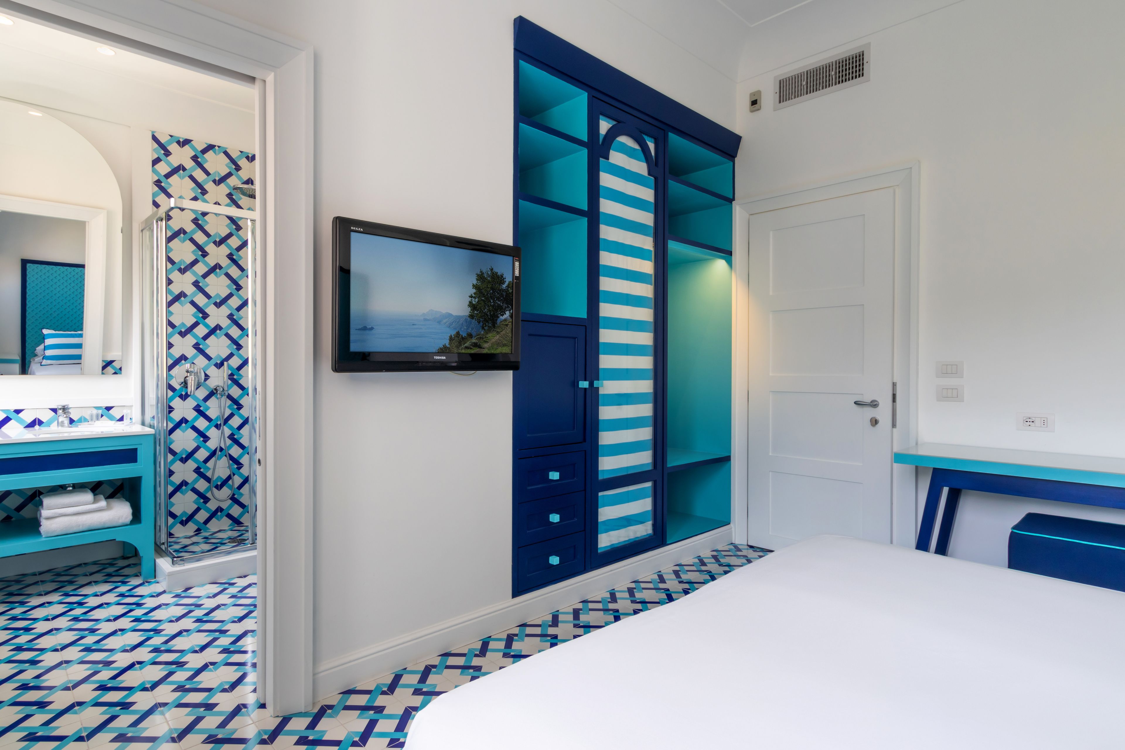 minibar, in-room safe, desk, free wifi