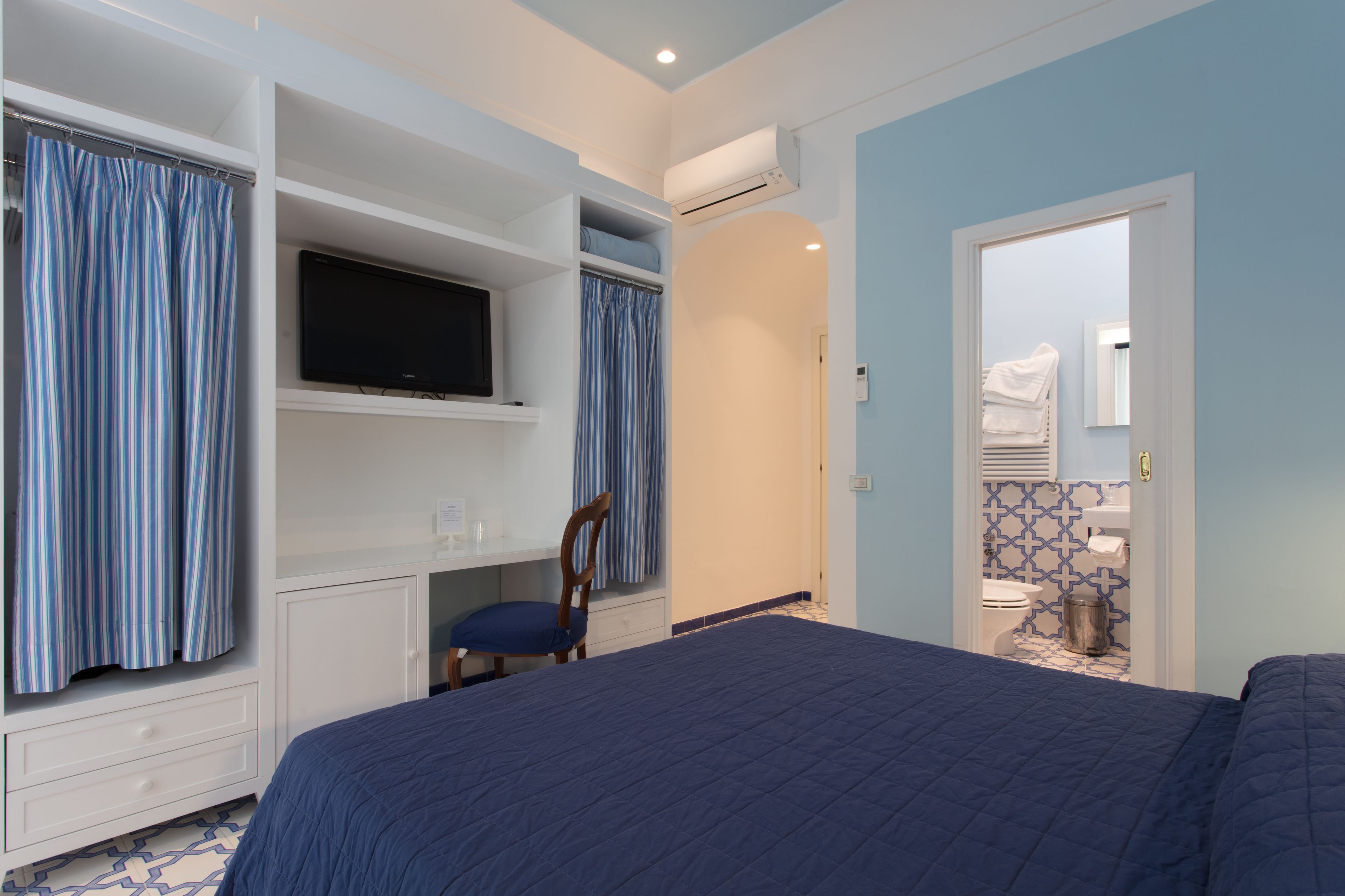 standard double or twin room | minibar, in-room safe, desk, free wifi