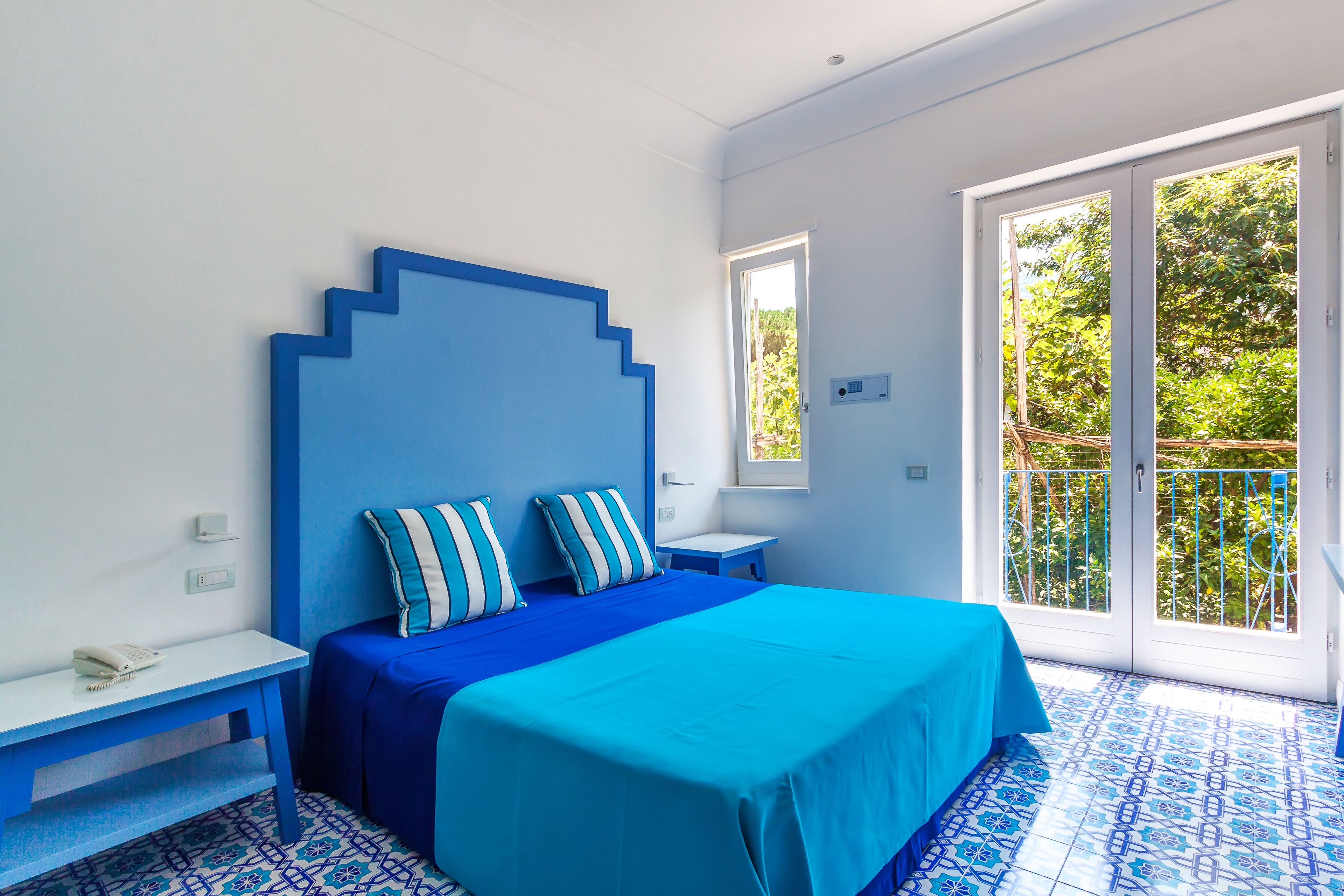 deluxe double room | minibar, in-room safe, desk, free wifi