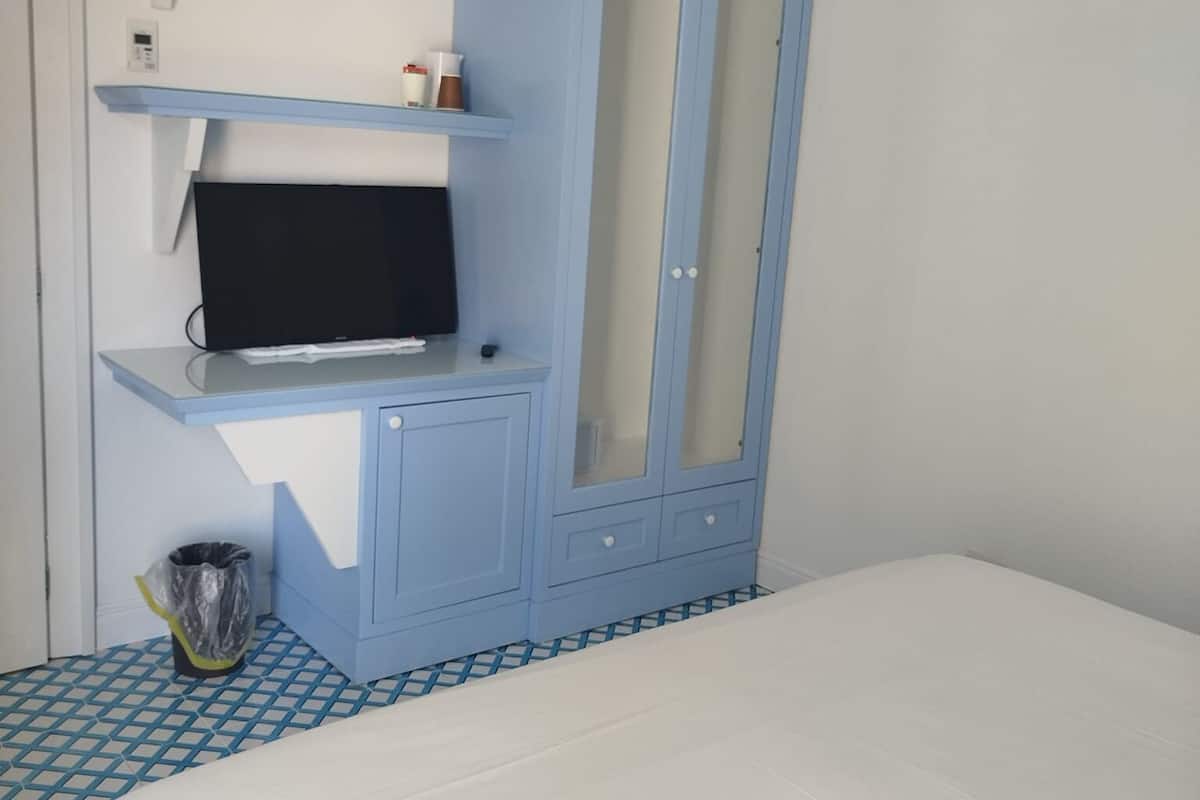 Habitación doble | Minibar, caja de seguridad en la habitación, escritorio y wifi gratis