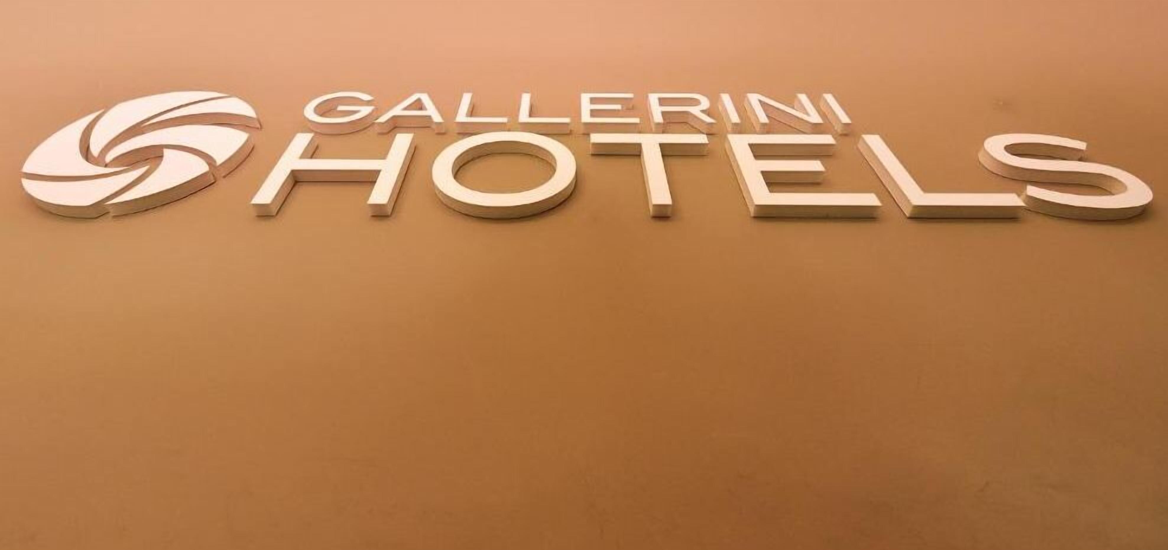 Un cartello dell'hotel con il nome 'Gallerini Hotels' in un font moderno.