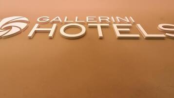 Un cartello dell'hotel con il nome 'Gallerini Hotels' in un font moderno.