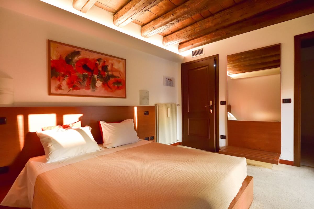 double room | in-room safe, desk, free wifi