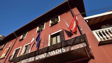 A building with the sign "HOTEL QUO VADIS" indicating a hotel.