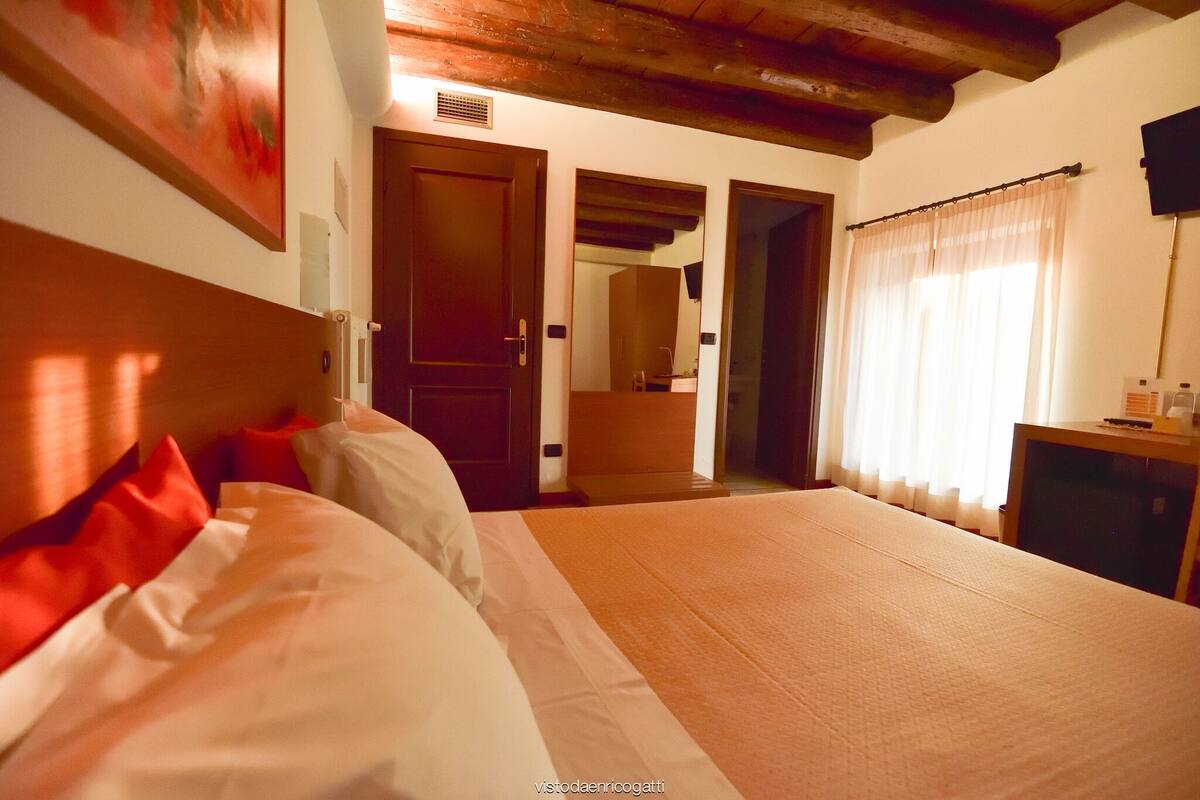 double room | in-room safe, desk, free wifi