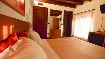 Chambre Double | Coffres-forts dans les chambres, bureau, Wi-Fi gratuit