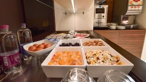 Um buffet de café da manhã com diversos alimentos e bebidas.