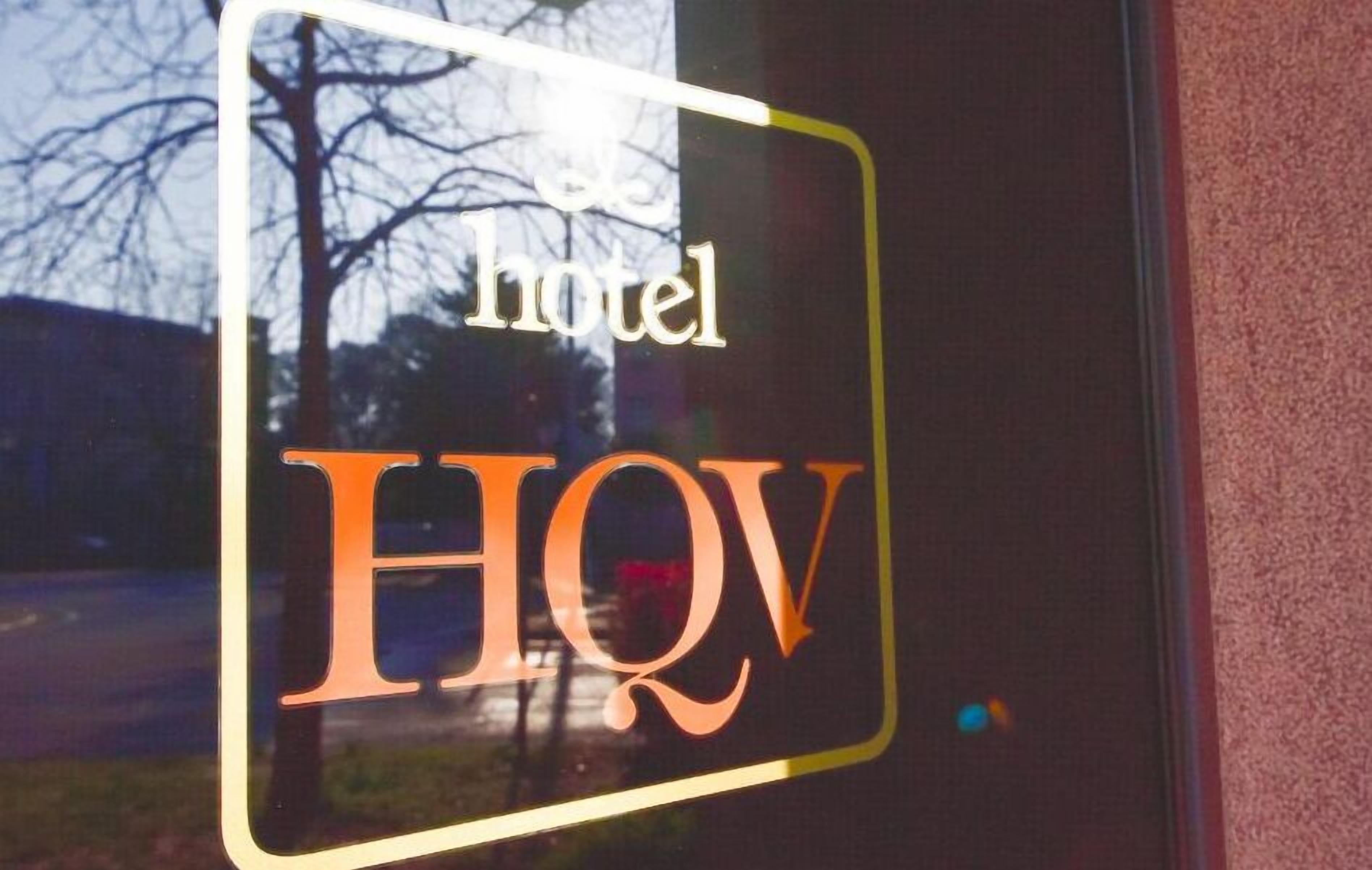 Une enseigne d’hôtel avec le nom « HOTEL HOV » écrit en grandes lettres.
