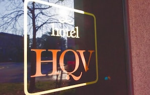 A hotel sign with the name "HOTEL HOV" in large letters. - Quo Vadis (Udine)