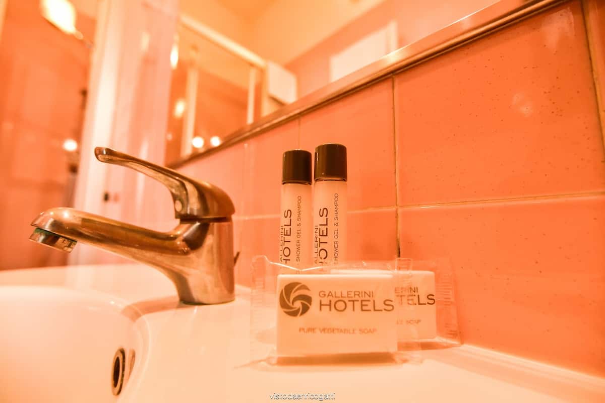 Eenpersoonskamer | Badkamer | Een douche, een haardroger, handdoeken