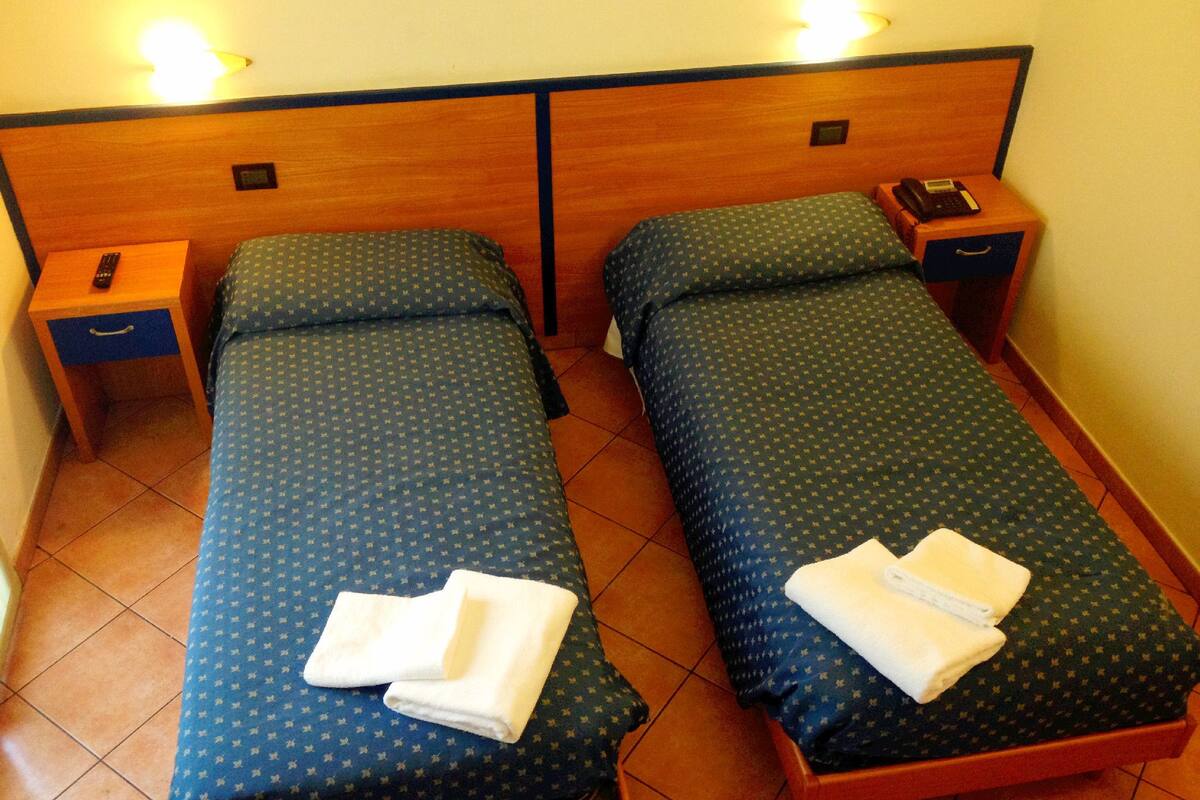 standard twin room, 1 single bed | desk, soundproofing, rollaway beds, free wifi