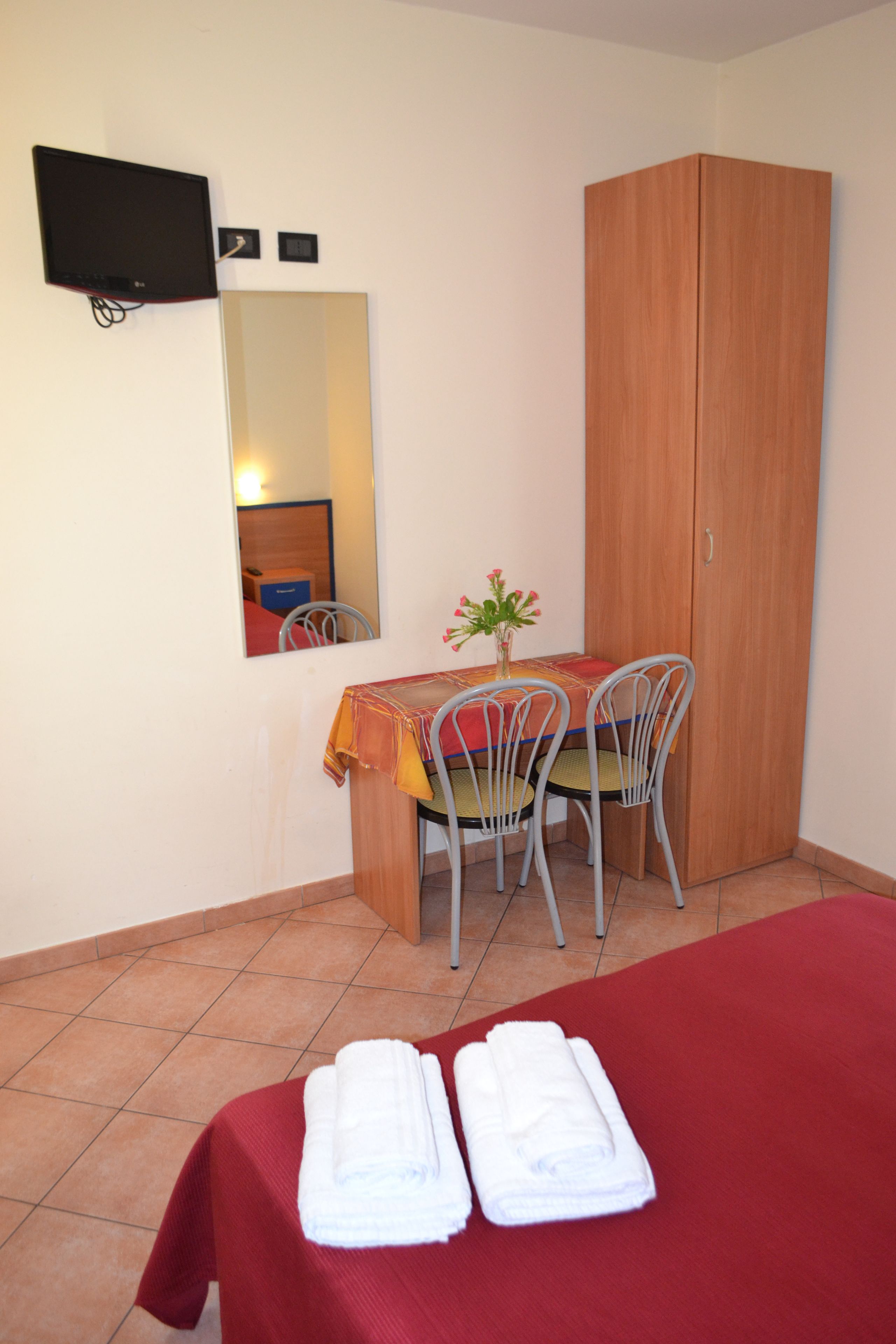 double room | desk, soundproofing, rollaway beds, free wifi