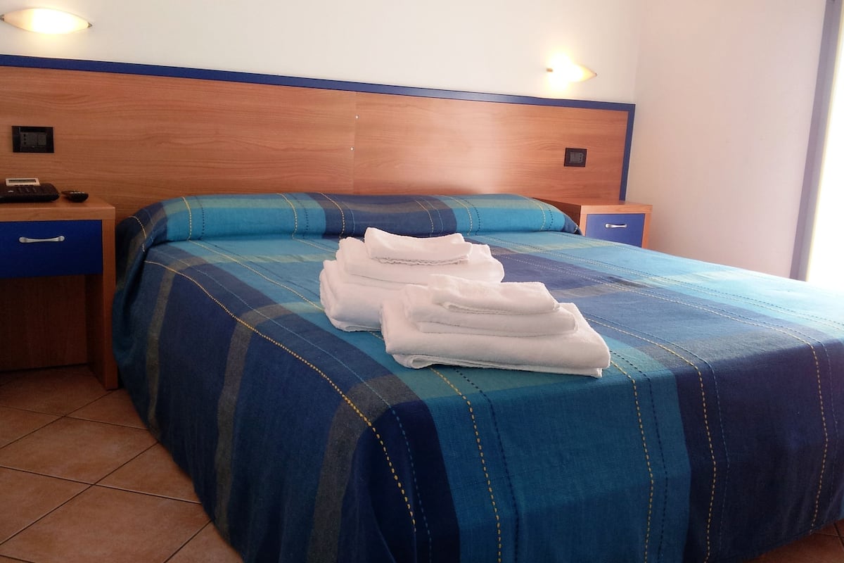 economy double room | desk, soundproofing, rollaway beds, free wifi