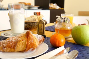 Café da manhã com buffet todos os dias (EUR 4 por pessoa)