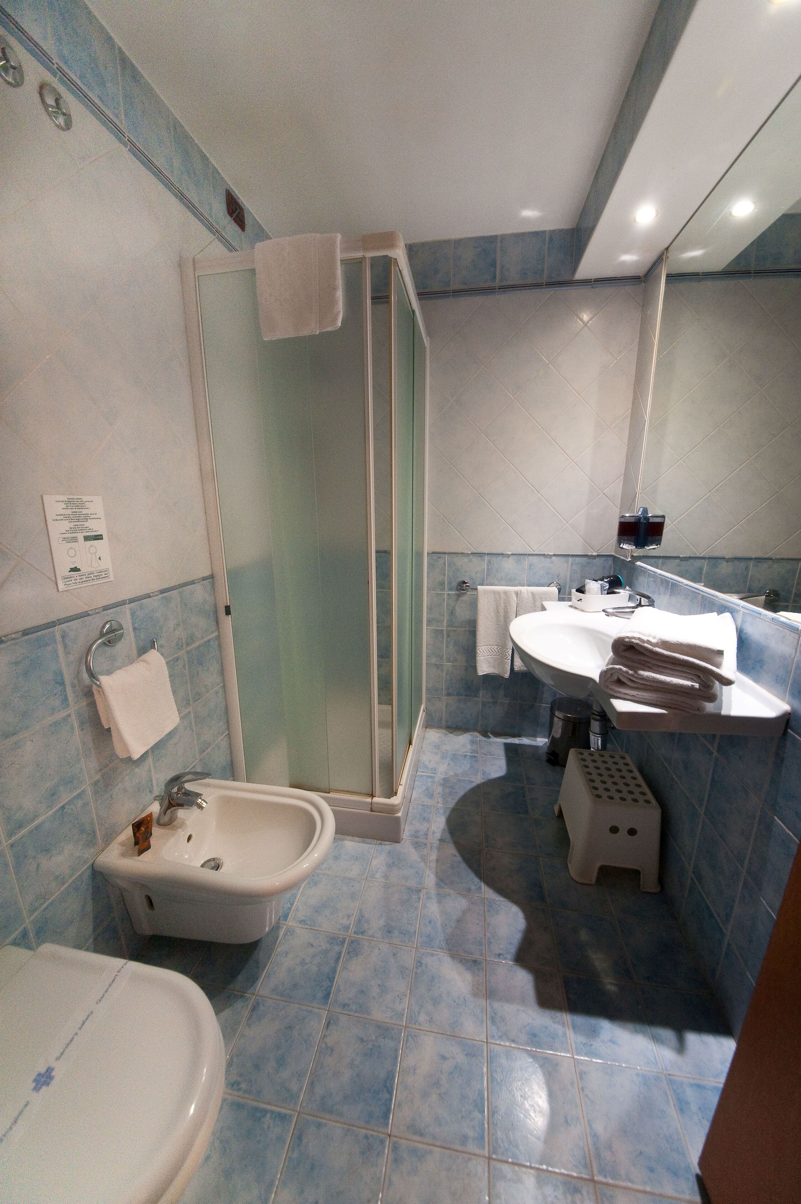Superior Twin kamer | Badkamer | Een bad/douchecombinatie, een haardroger, een bidet, handdoeken