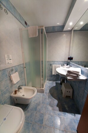 Camera Superior con 2 letti singoli | Bagno | Combinazione doccia/vasca, asciugacapelli, bidet, asciugamani