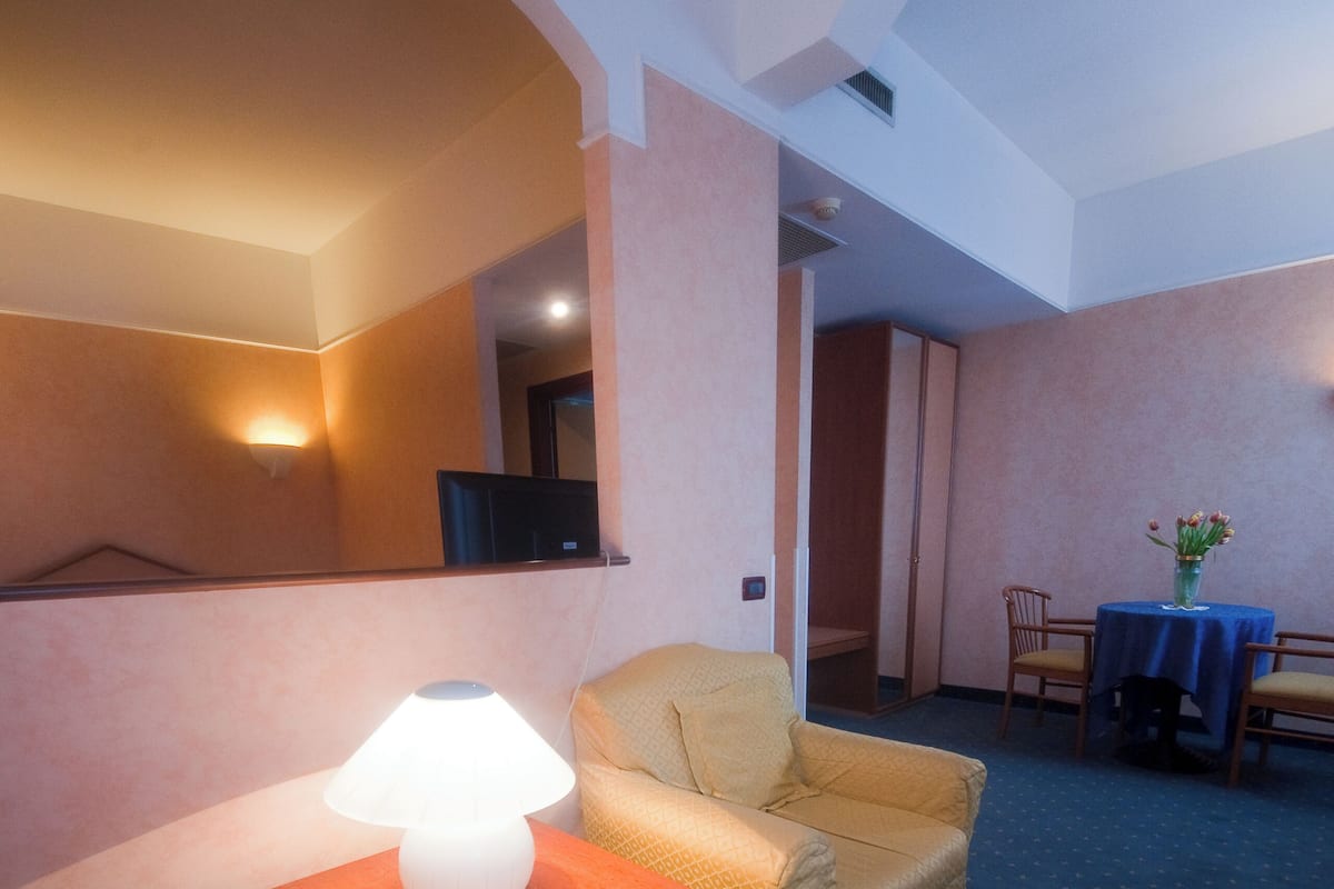 Rom – junior | Italienske Frette-laken, allergitestet sengetøy, dundyner og minibar