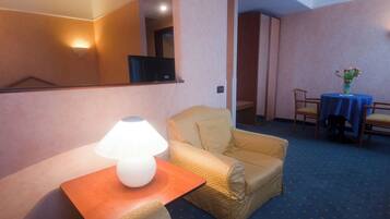 Junior Room | Frette Italian sheets, hypo-allergenic bedding, down comforters, minibar