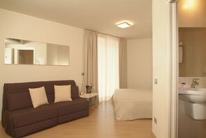 Triple Room | In-room safe, desk, blackout curtains, soundproofing