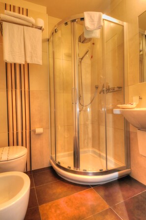 Double Room | Bathroom | Shower, rainfall showerhead, free toiletries, hair dryer - Hotel Pasha (Lignano Sabbiadoro)