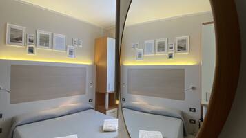 Chambre Double ou avec lits jumeaux | Bureau, rideaux occultants, fer et planche Ă repasser, Wi-Fi gratuit