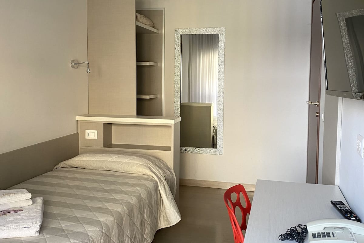 Escritorio, cortinas blackout y tabla de planchar con plancha