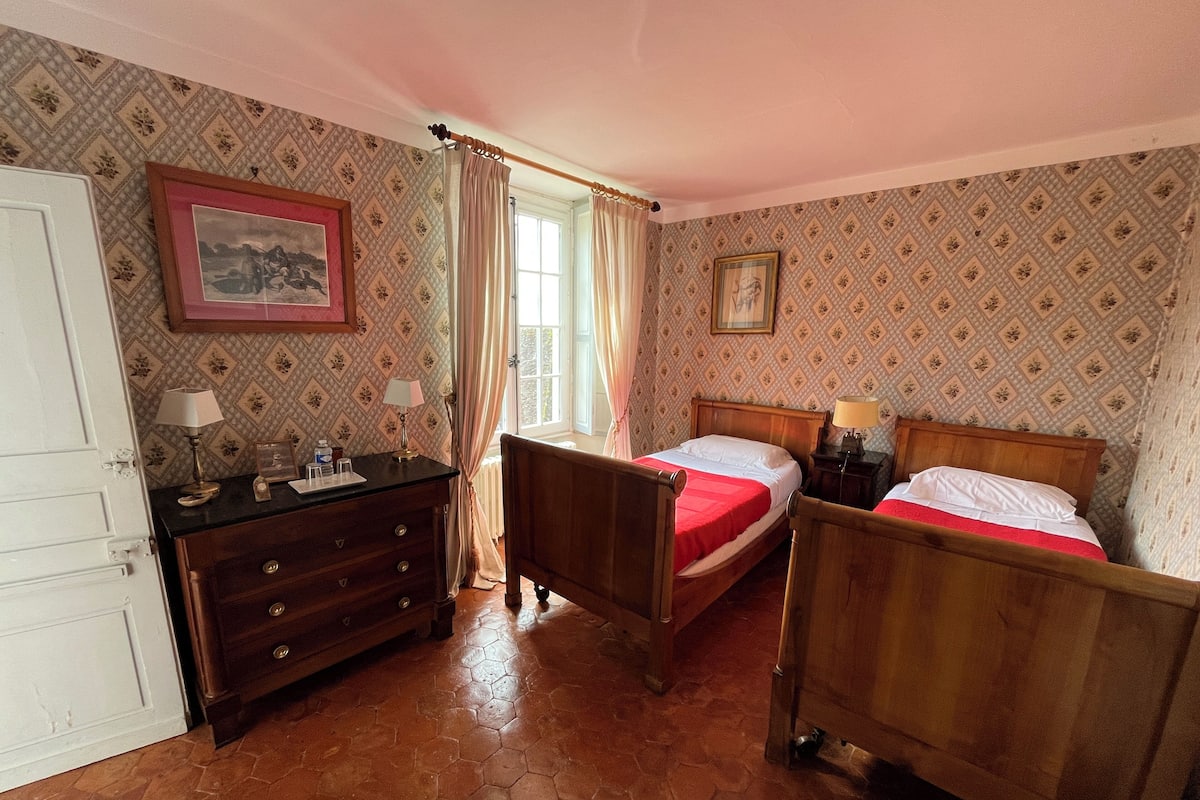 Chambre Standard avec lits jumeaux, 2 lits une place | Literie de qualité supérieure, lits bébé (en supplément), Wi-Fi gratuit