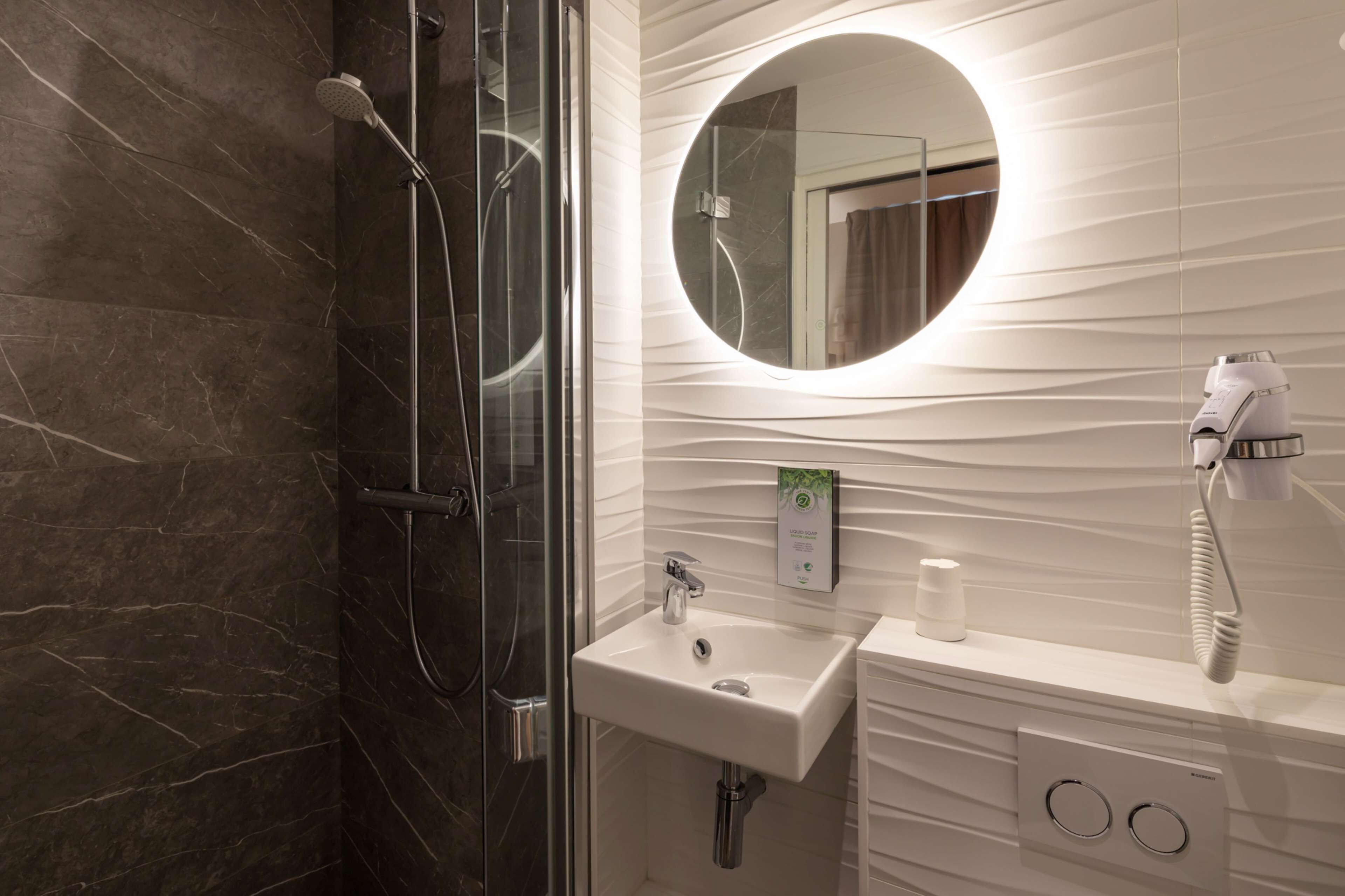 standard room, 1 double bed | bathroom | combined shower/bathtub, eco-friendly toiletries, hair dryer, towels