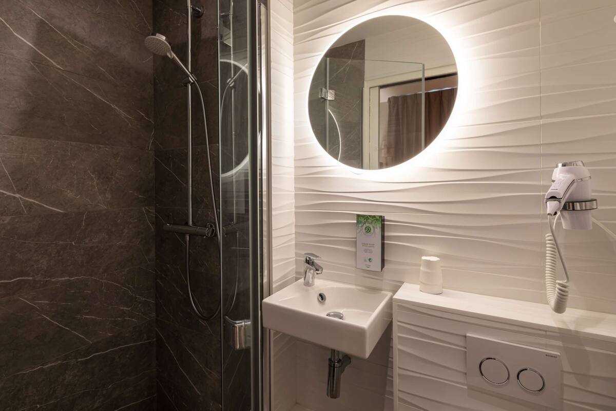 standard room, 1 double bed | bathroom | combined shower/bathtub, eco-friendly toiletries, hair dryer, towels