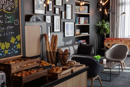 Daily buffet breakfast for a fee. Campanile PRIME - Caen Centre Gare