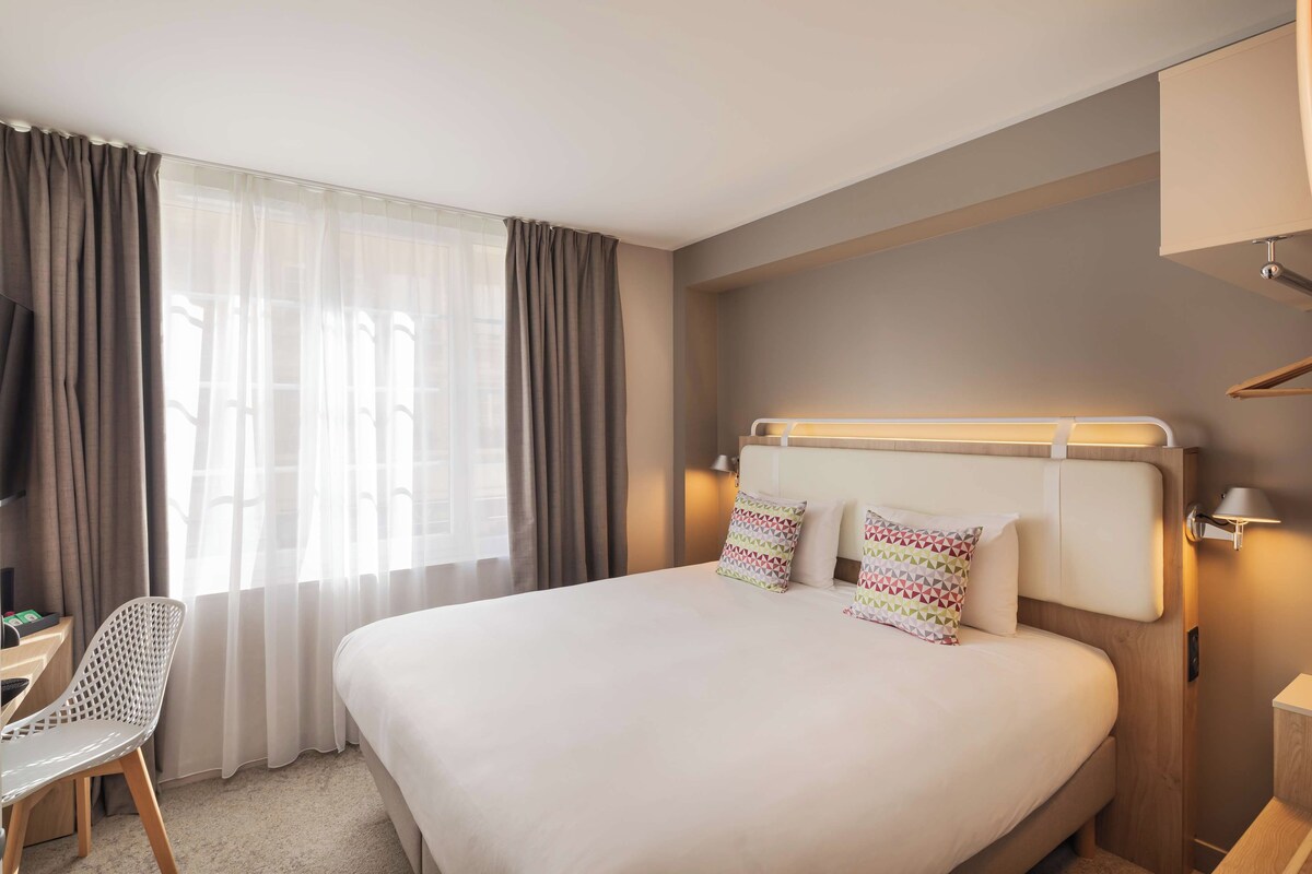 Superior Room, 1 King Bed | Desk, soundproofing, cribs (free), WiFi (free)