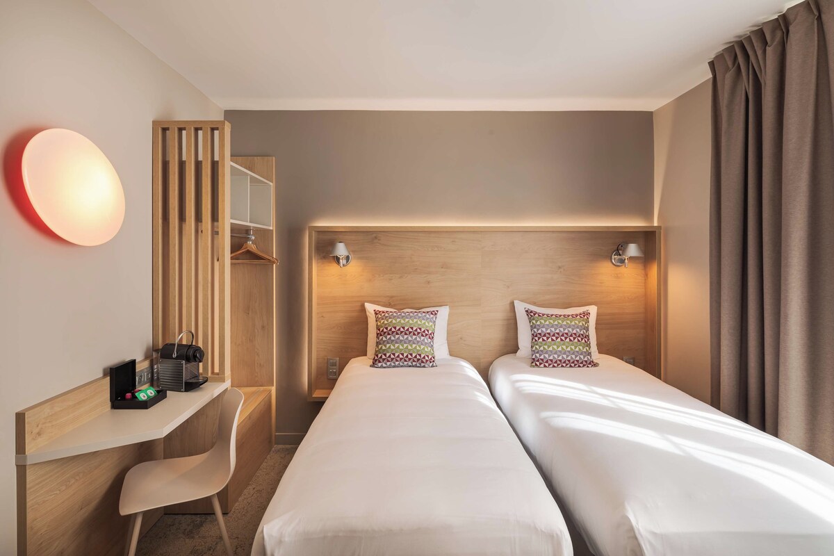 Comfort Room, 2 Twin Beds | Desk, soundproofing, cribs (free), WiFi (free)