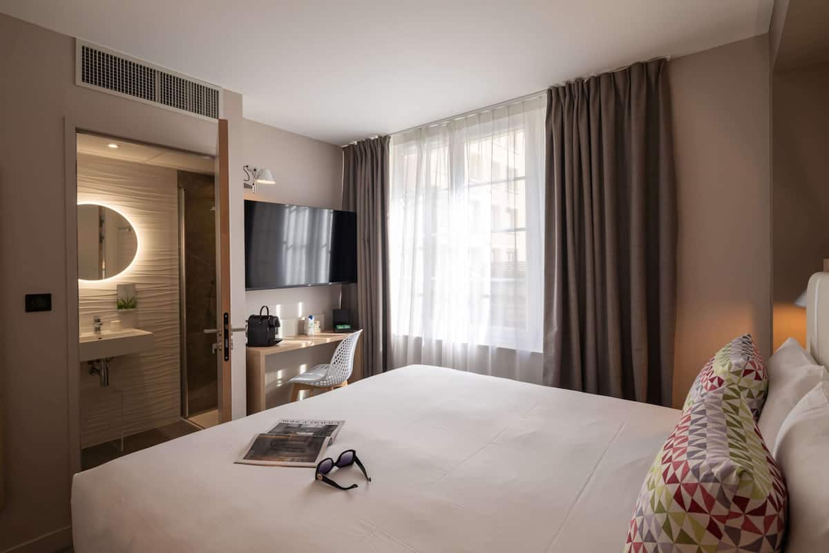 Habitación superior, 1 cama King size | Escritorio, insonorización, cunas gratuitas y wifi gratis