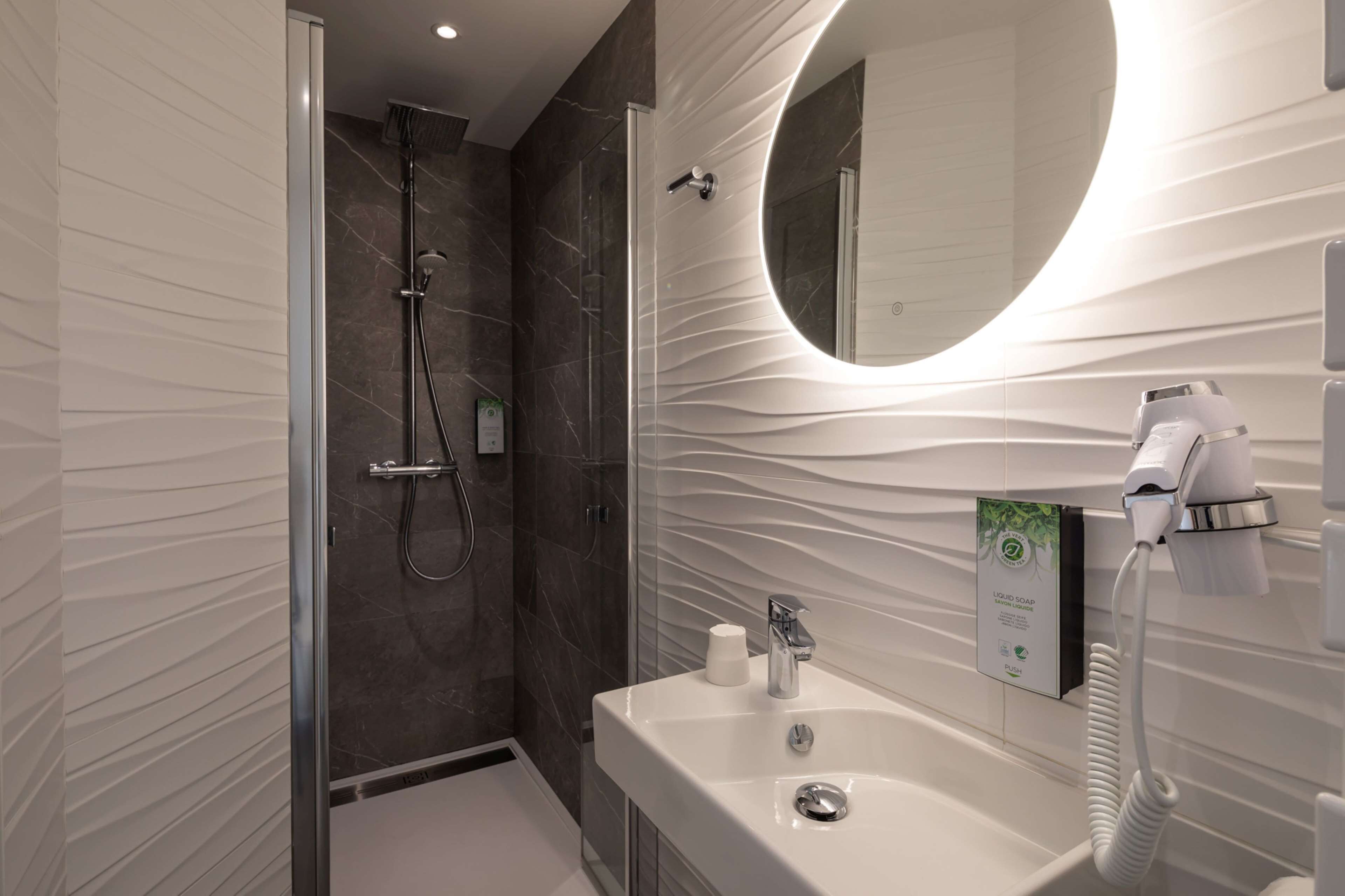 combined shower/bathtub, eco-friendly toiletries, hair dryer, towels