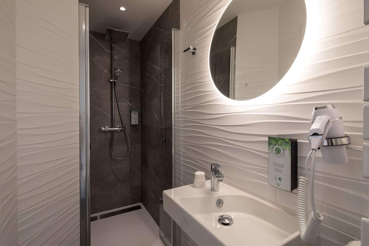 combined shower/bathtub, eco-friendly toiletries, hair dryer, towels