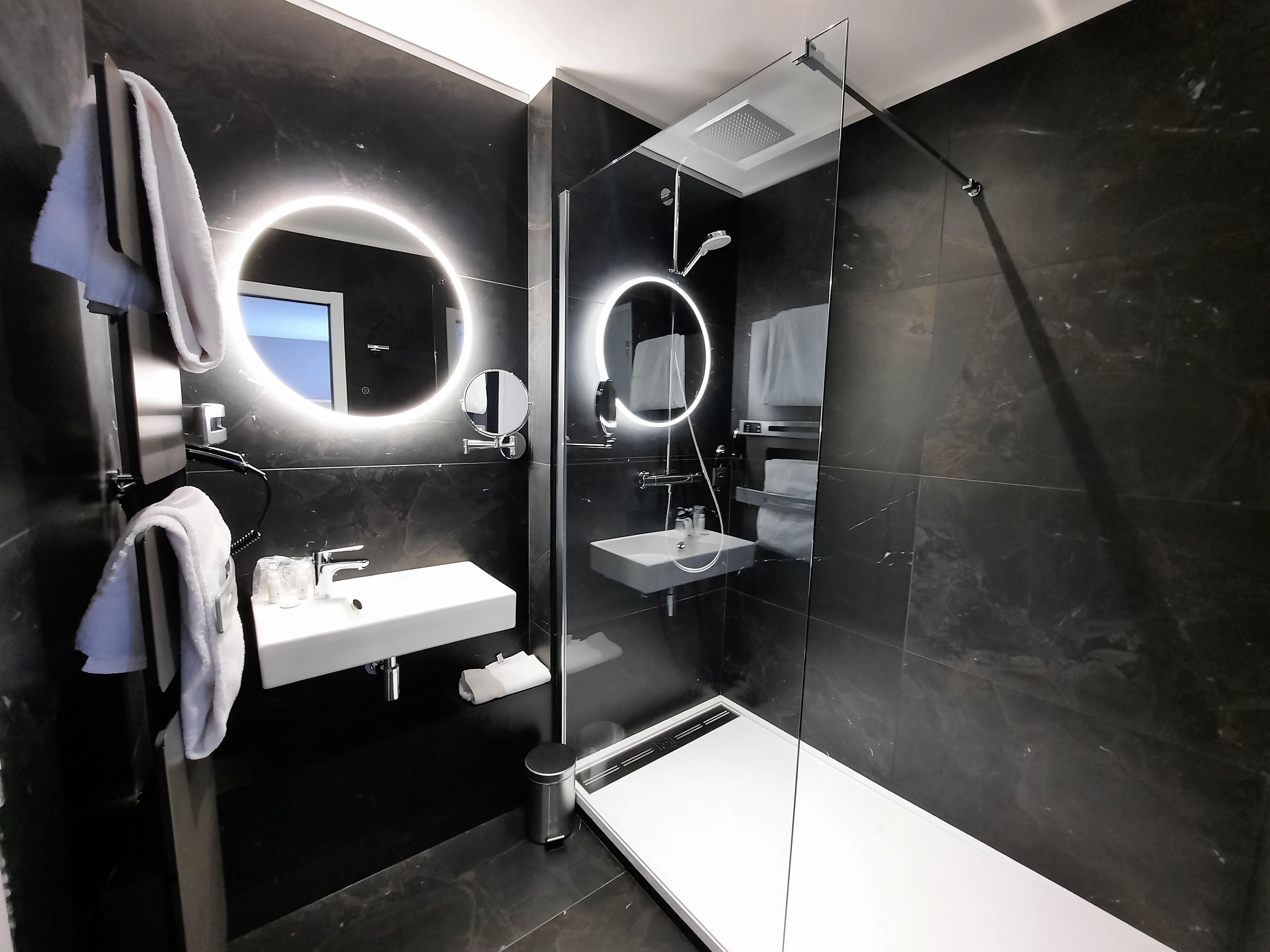 combined shower/bathtub, eco-friendly toiletries, hair dryer, towels