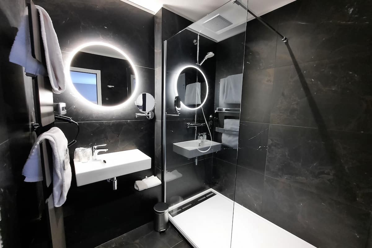 combined shower/bathtub, eco-friendly toiletries, hair dryer, towels