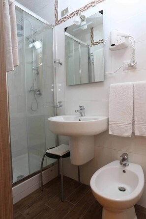 Douche, articles de toilette (gratuits), séchoir à cheveux, bidet