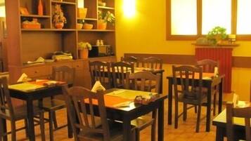 Petit déjeuner buffet (7 EUR par personne)