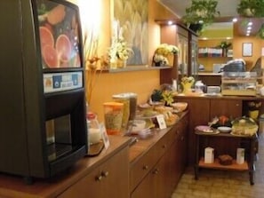 Petit déjeuner buffet servi tous les jours en supplément