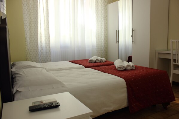 Standard Room, 2 Single Beds | Desk, soundproofing, free WiFi