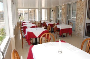 Tägliches Frühstücksbuffet gegen Gebühr