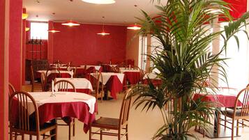 Colazione a buffet, servita tutte le mattine (4.50 EUR a persona)