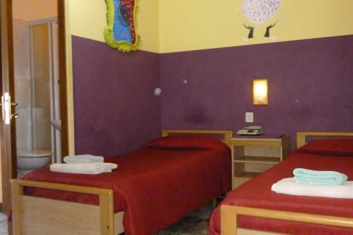 Desk, rollaway beds, free WiFi