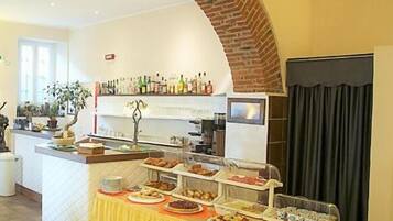 Sarapan bufet setiap hari (EUR 10 seorang)