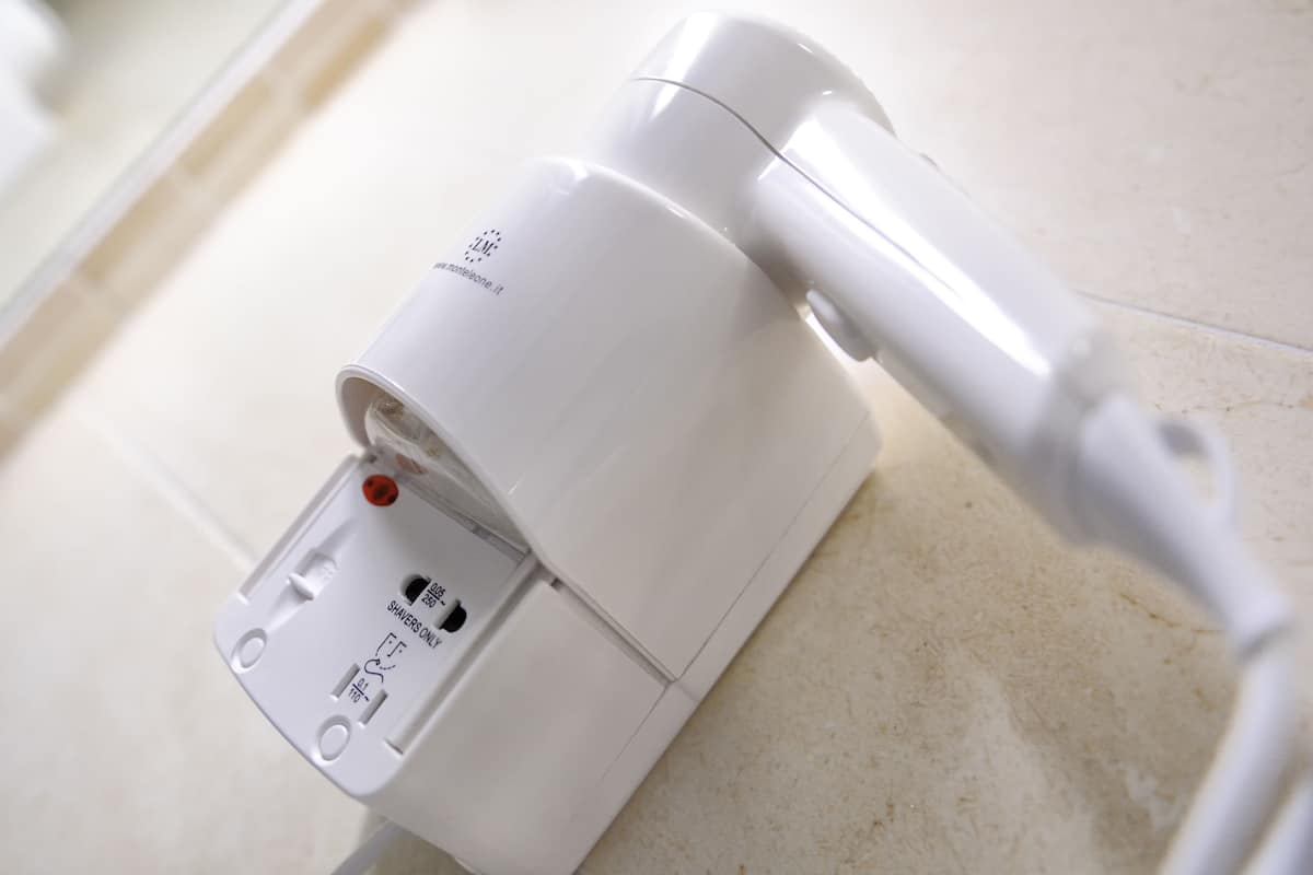 standard single room | bathroom amenities | shower, free toiletries, bidet, towels