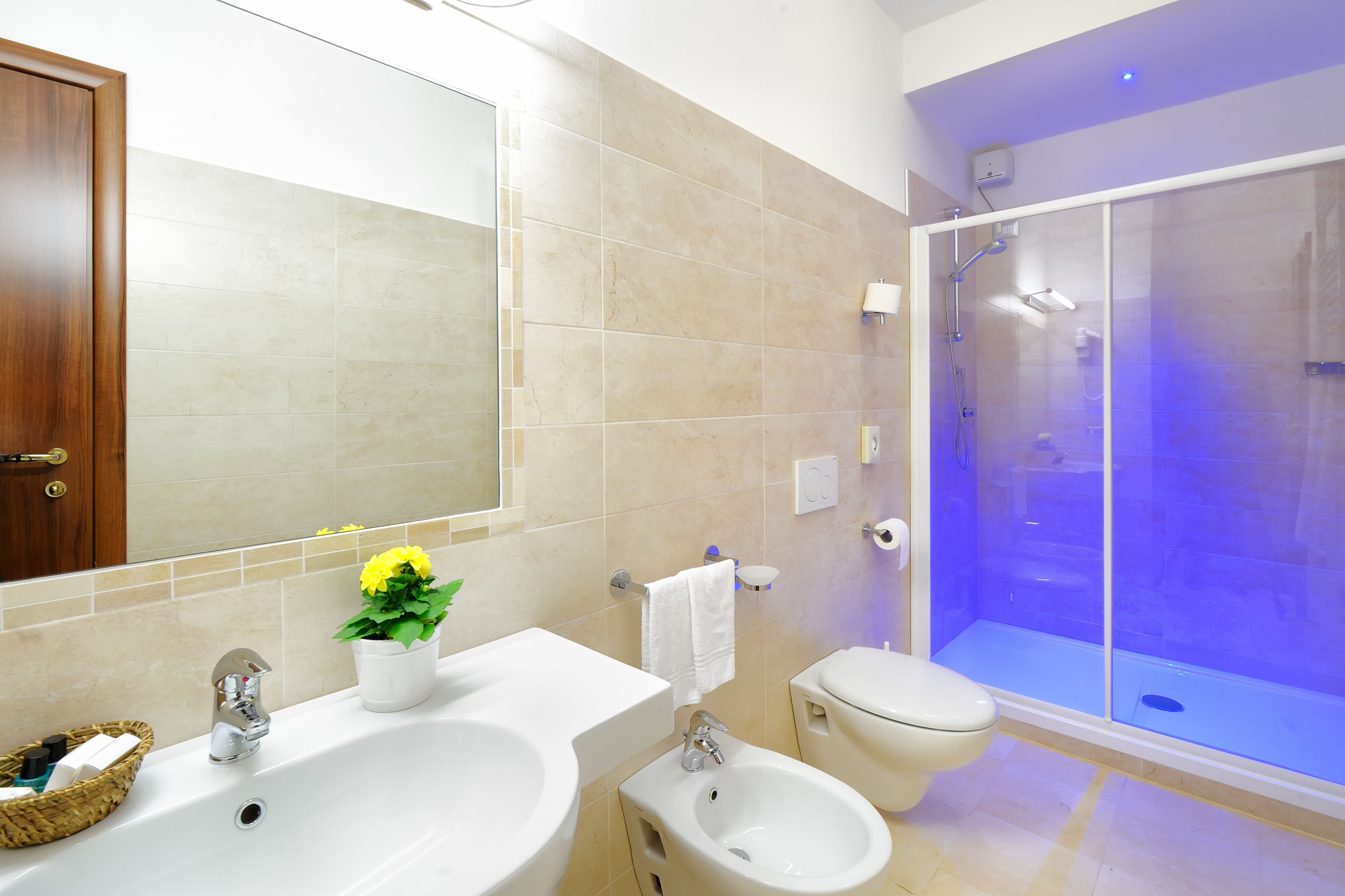 standard quadruple room | bathroom | shower, free toiletries, bidet, towels