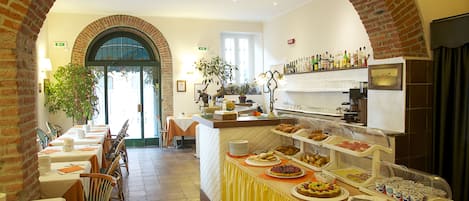 Desayuno buffet diario (EUR 10 por persona)