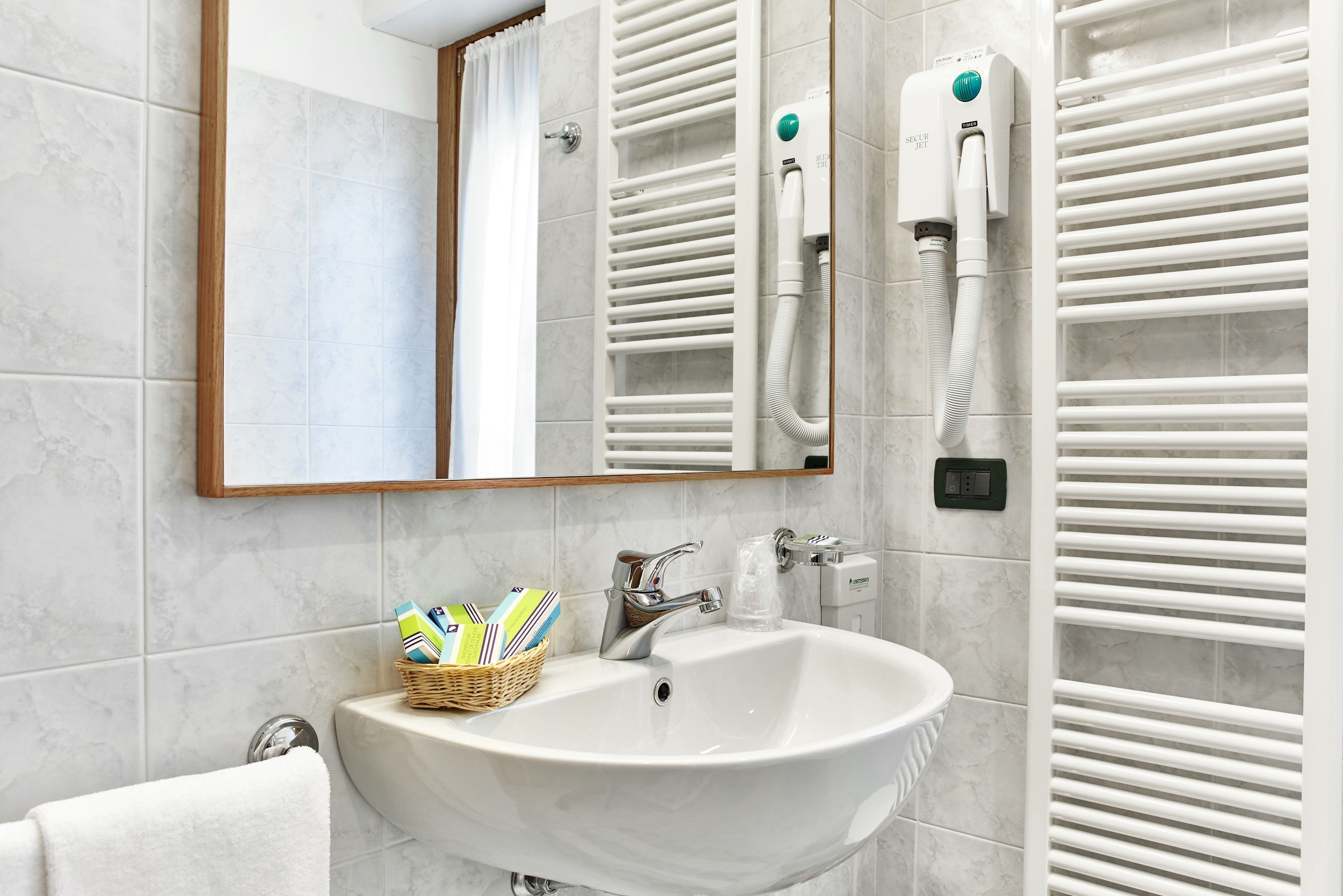 shower, rainfall showerhead, free toiletries, hair dryer