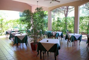Lunch, dinner served; Italian cuisine, garden views  - Hotel Ristorante La Rampina (Vimodrone)